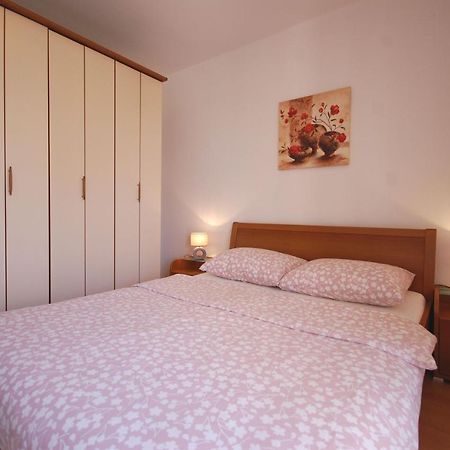 Apartments Andrea By El-Pi Tours Нивице Екстериор снимка