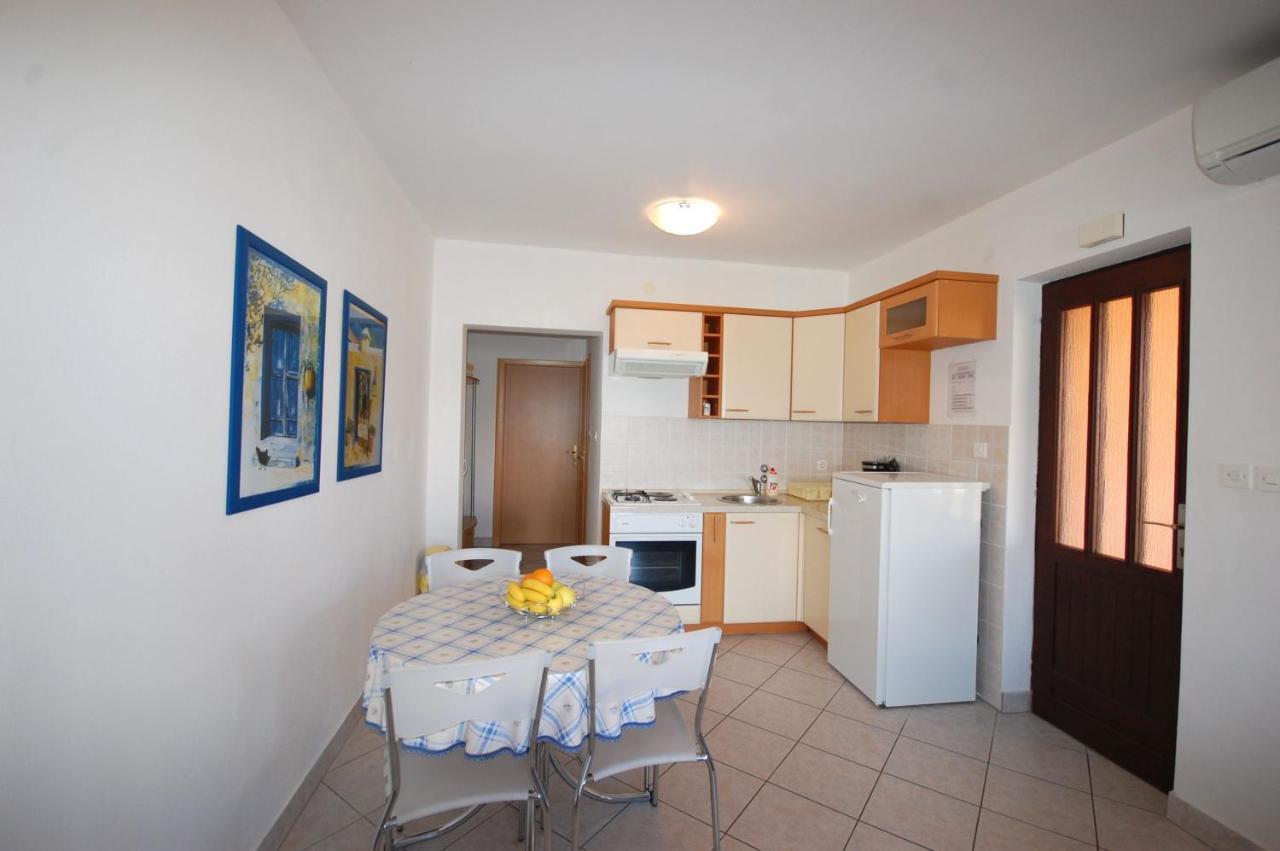 Apartments Andrea By El-Pi Tours Нивице Екстериор снимка