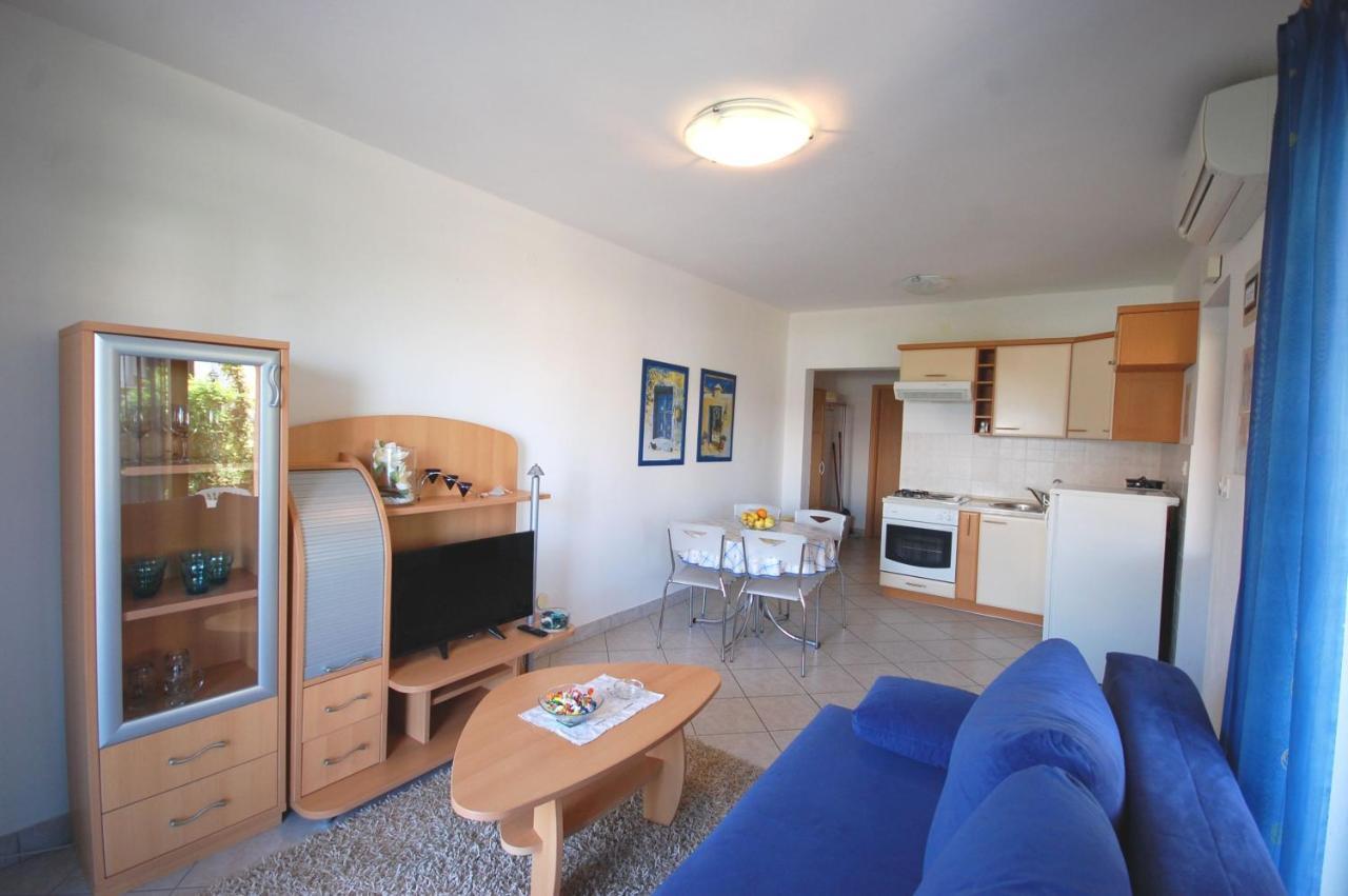 Apartments Andrea By El-Pi Tours Нивице Екстериор снимка