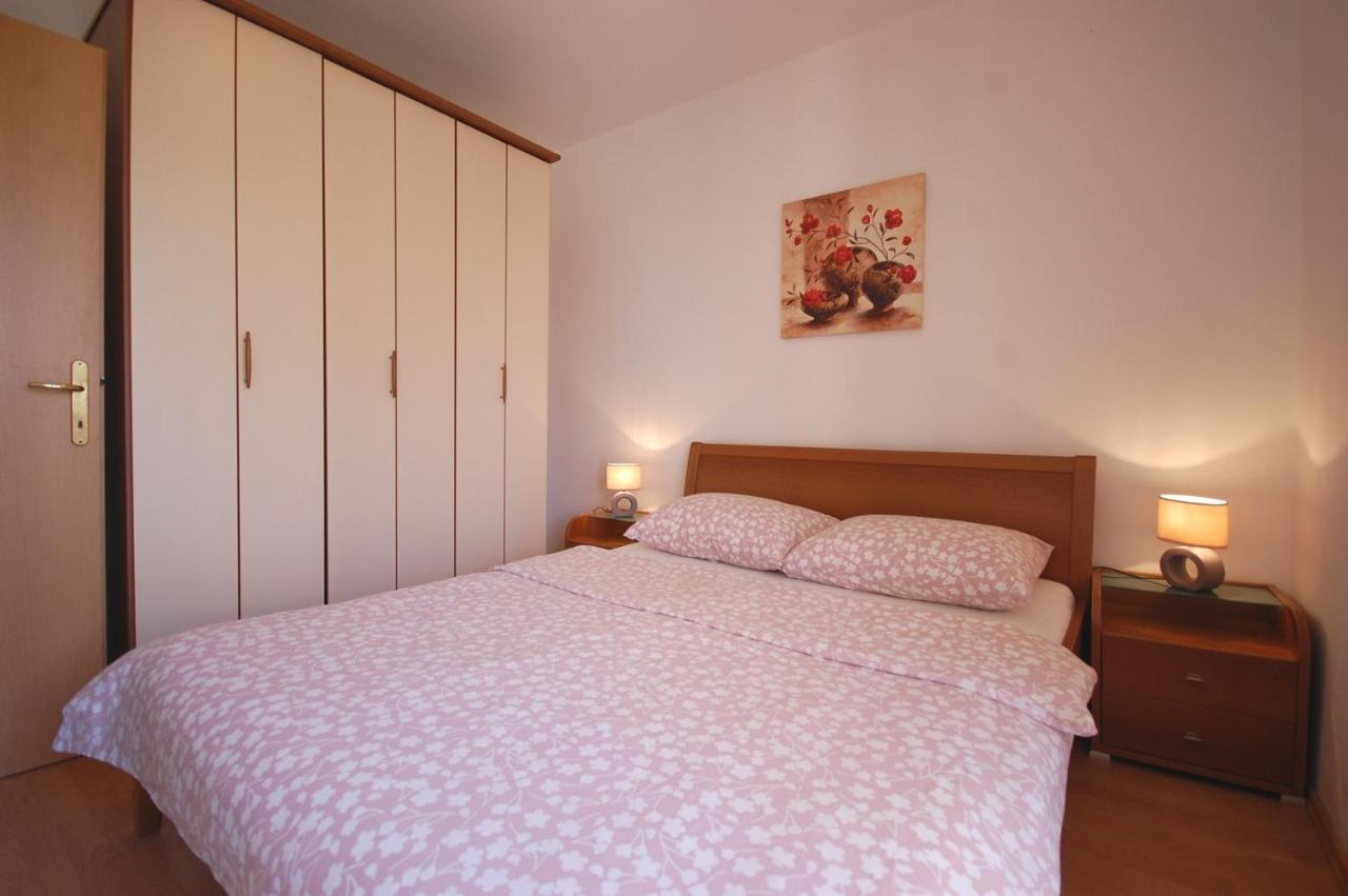 Apartments Andrea By El-Pi Tours Нивице Екстериор снимка