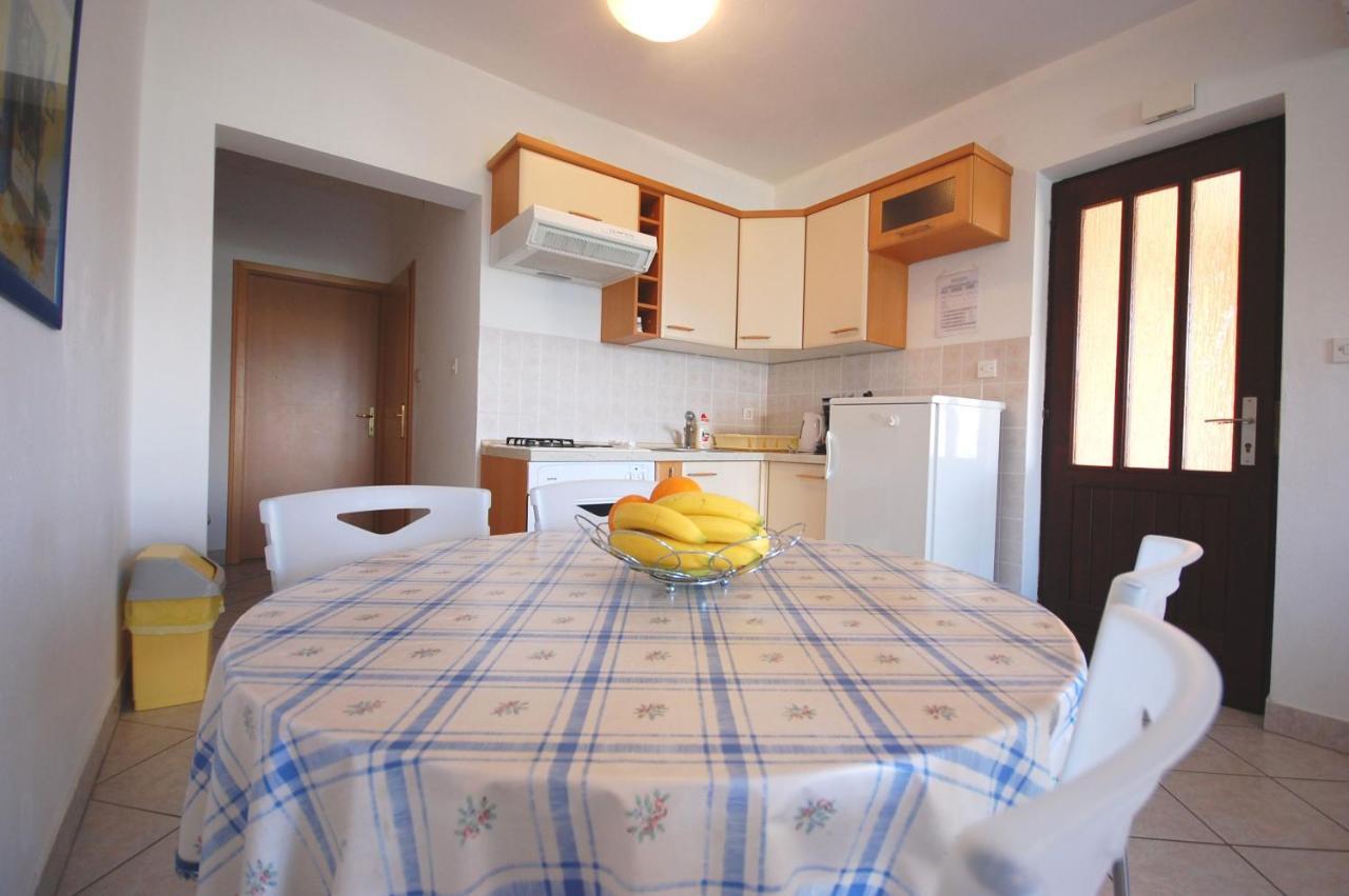 Apartments Andrea By El-Pi Tours Нивице Екстериор снимка