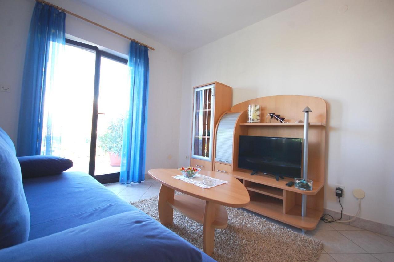 Apartments Andrea By El-Pi Tours Нивице Екстериор снимка