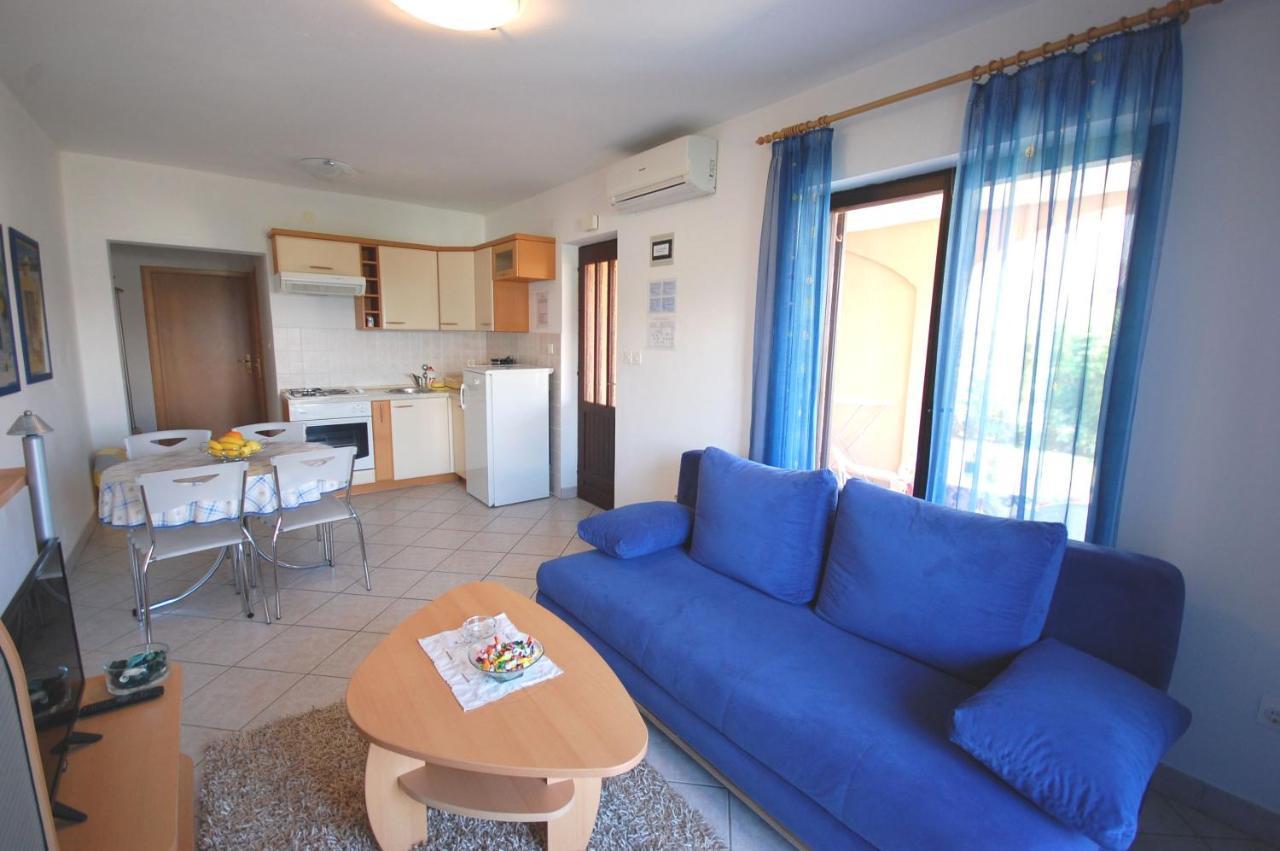 Apartments Andrea By El-Pi Tours Нивице Екстериор снимка