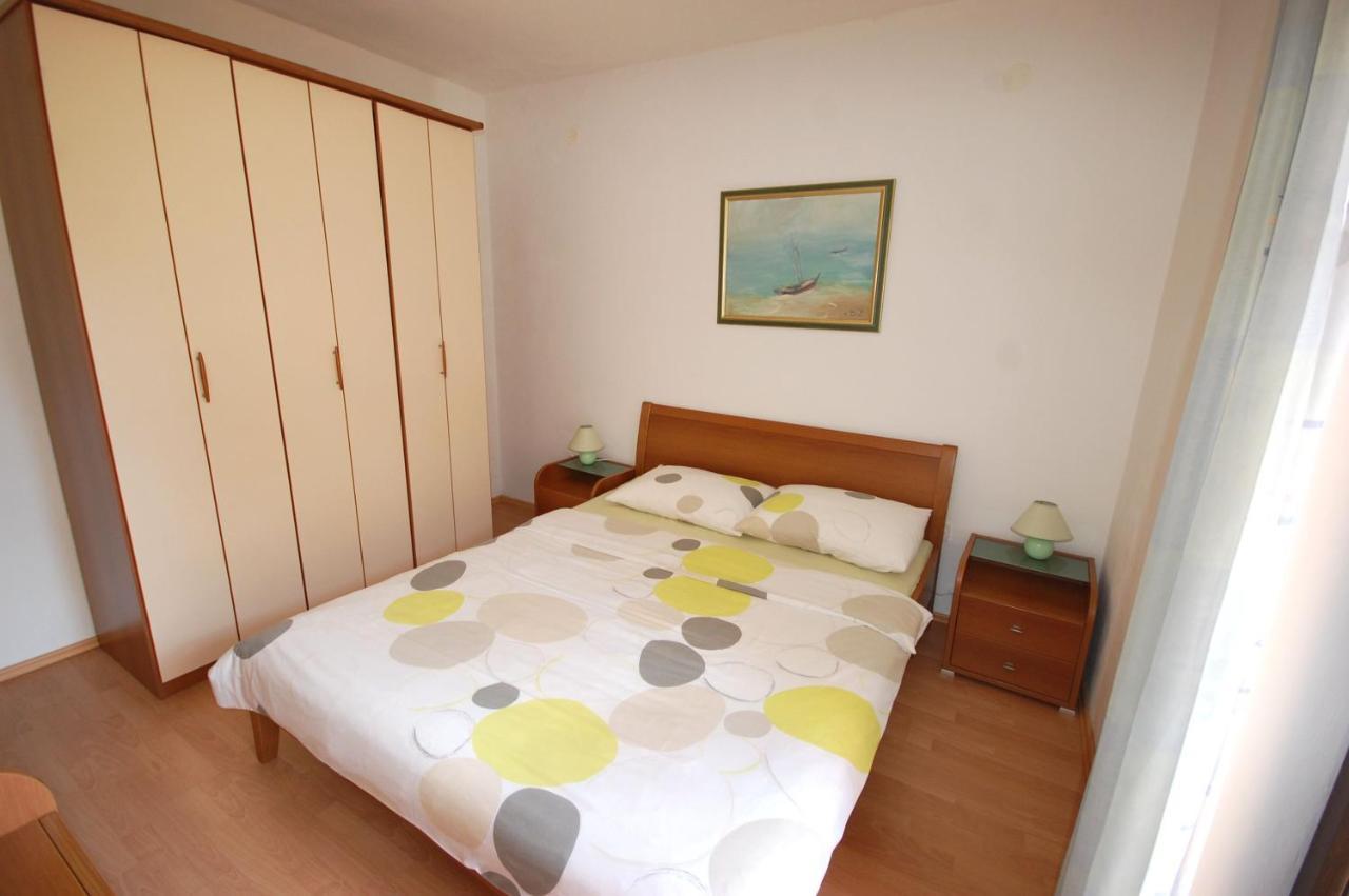 Apartments Andrea By El-Pi Tours Нивице Екстериор снимка