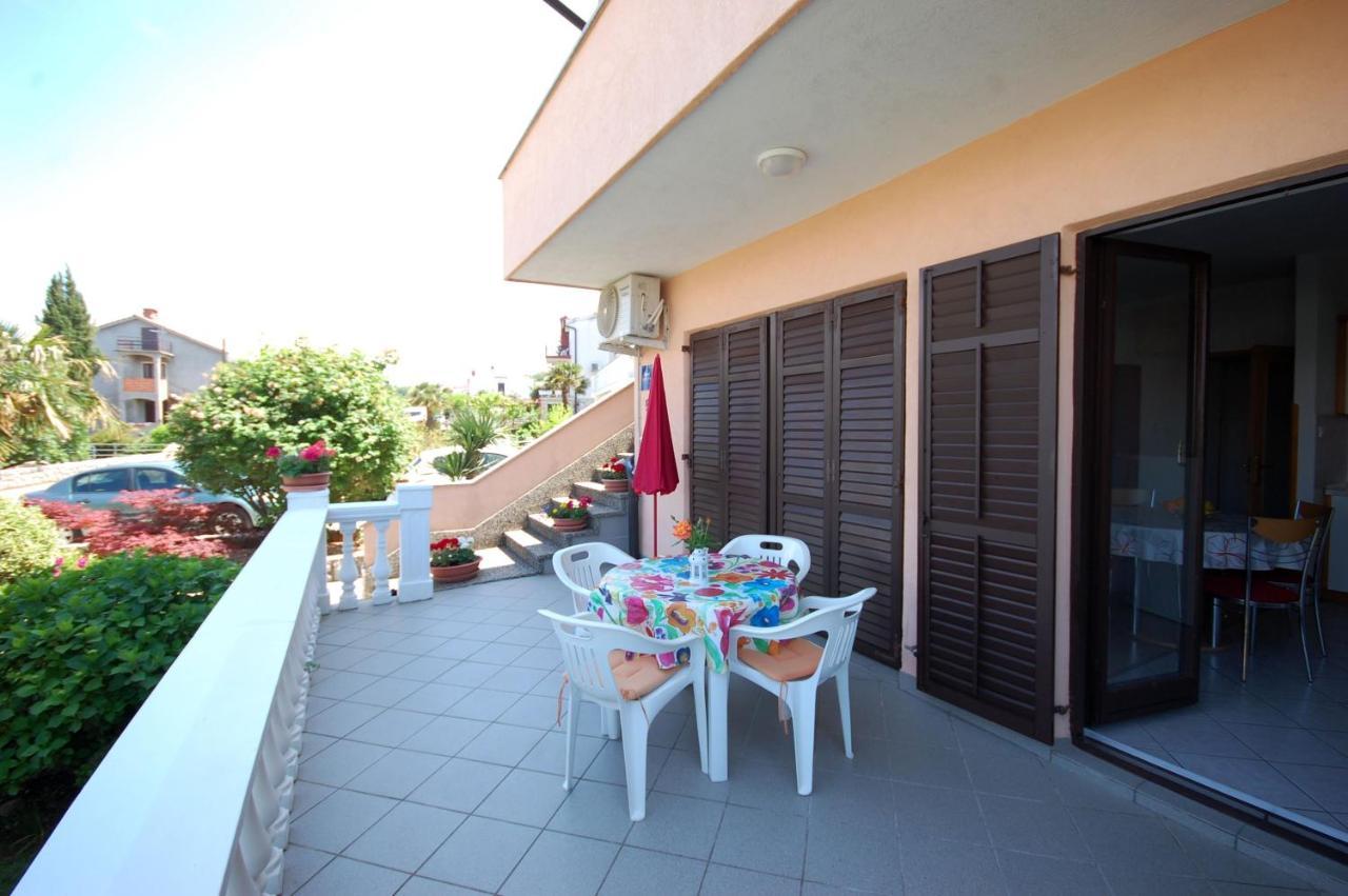 Apartments Andrea By El-Pi Tours Нивице Екстериор снимка