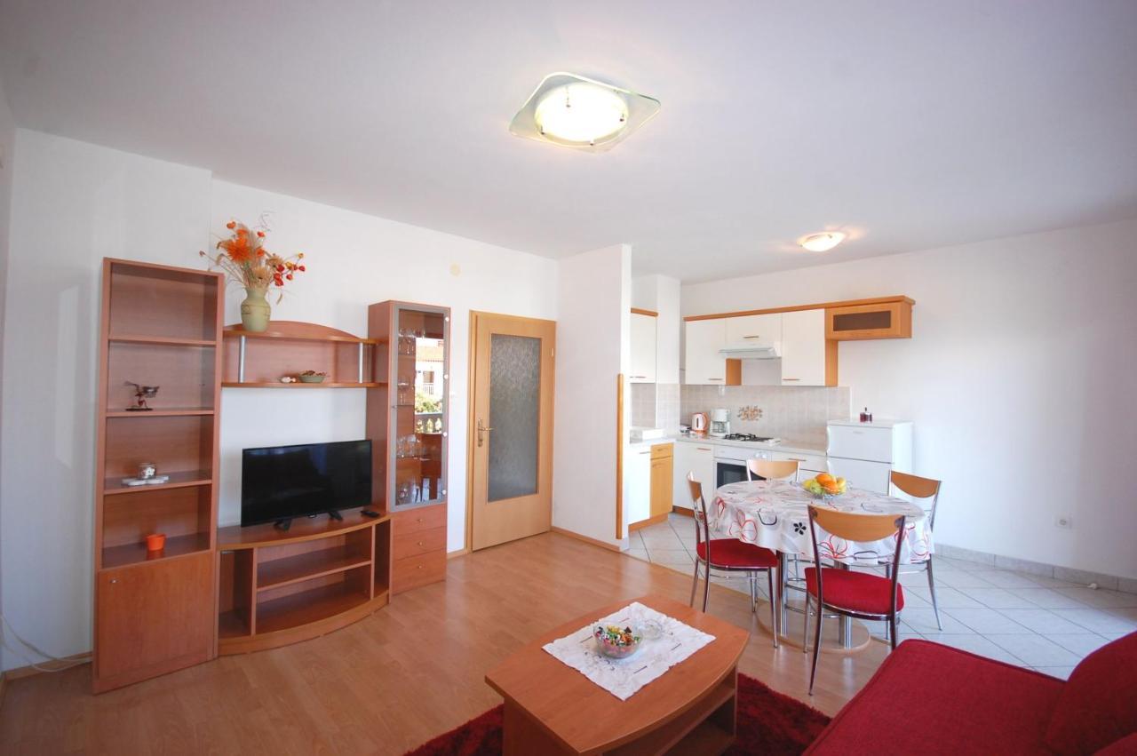 Apartments Andrea By El-Pi Tours Нивице Екстериор снимка