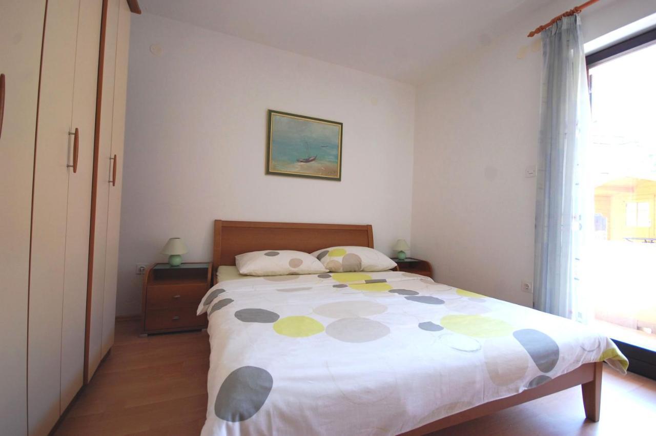 Apartments Andrea By El-Pi Tours Нивице Екстериор снимка