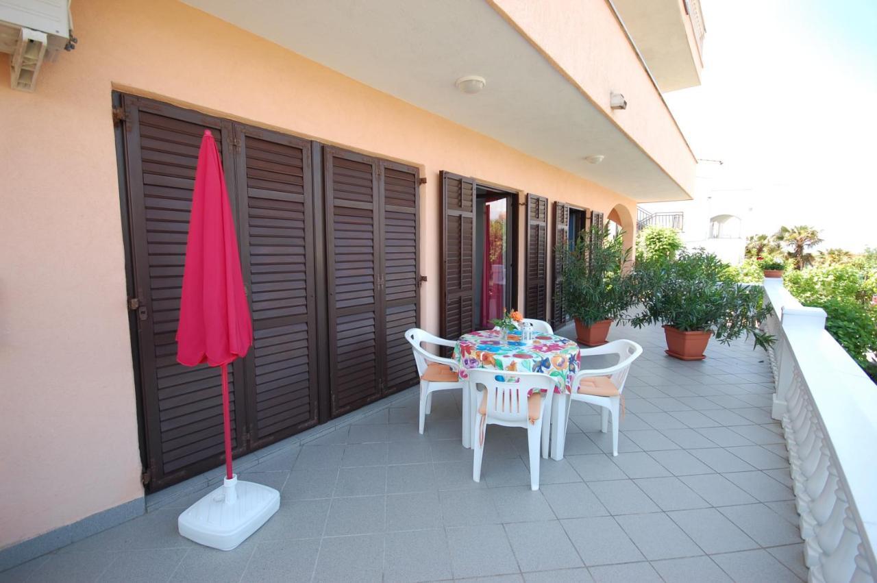 Apartments Andrea By El-Pi Tours Нивице Екстериор снимка