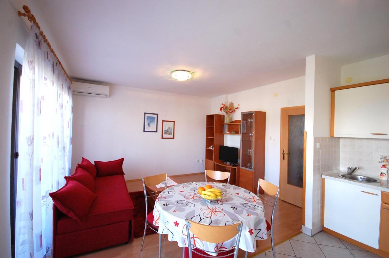 Apartments Andrea By El-Pi Tours Нивице Екстериор снимка
